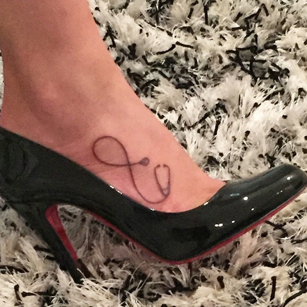 Camila mostrou nova tatuagem no mesmo dia em que Neymar esteve em estúdio de tattoos (Foto: Reprodução/Instagram)