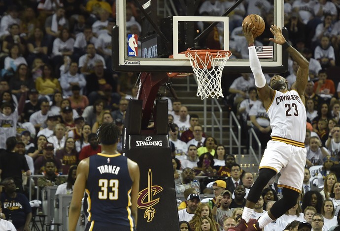 LeBron James enterrada de costas em ponte aérea durante Cleveland Cavaliers x Indian Pacers (Foto: Reuters/David Richard-USA TODAY Sports)