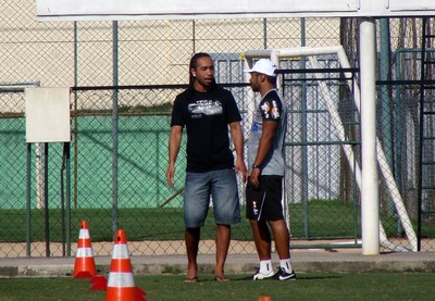Everton Costa treino Vasco (Foto: Sofia Miranda)