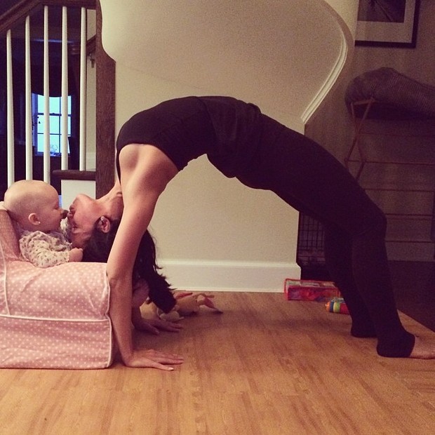 Hilaria Thomas Baldwin e a filha Carmen Gabriela (Foto: Reprodução Instagram)