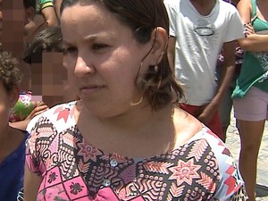Paula Daniele, mãe de uma das crianças tomou o suco na escola, em Sanharó (Foto: Reprodução/ TV Asa Branca)