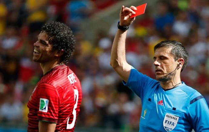 Árbitro Milorad Mazic expulsa Pepe, de Portugal, contra a Alemanha arena Fonte Nova (Foto: Agência Reuters) Árbitro Milorad Mazic expulsa Pepe, de Portugal, contra a Alemanha arena Fonte Nova (Foto: Agência Reuters)
