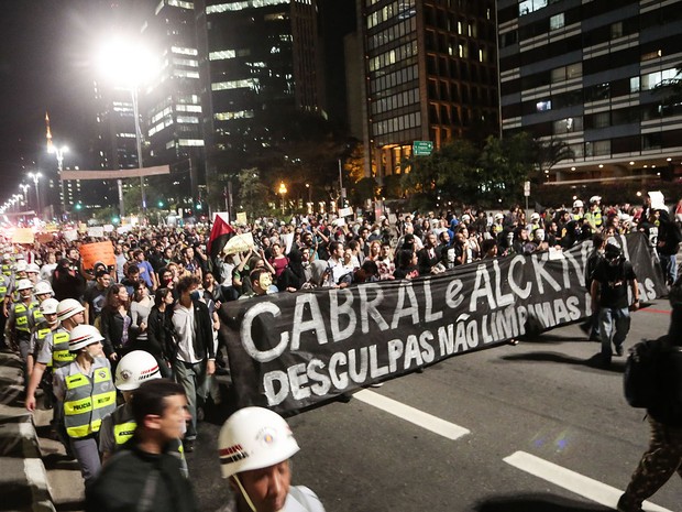 manifestantes caminham pela Av. Paulista nesta sexta (2) (Foto: Miguel Schincariol/AFP)