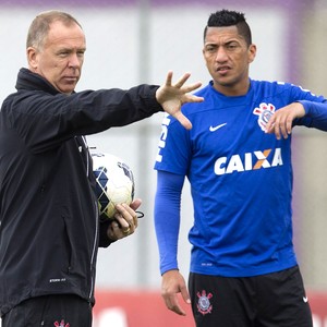 Mano Menezes testa duas formações do Timão para duelo com o Santos