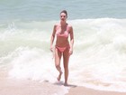 Letícia Birkheuer usa biquíni 'levanta bumbum' para curtir praia no Rio
