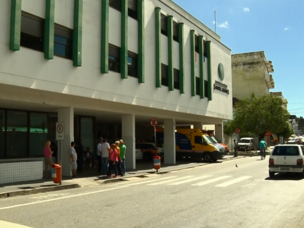 Policial baleado foi levado para hospital e depois liberado em Pouso Alegre (MG) (Foto: Reprodução EPTV/Edson de Oliveira) Policial baleado foi levado para hospital e depois liberado em Pouso Alegre (MG) (Foto: Reprodução EPTV/Edson de Oliveira)