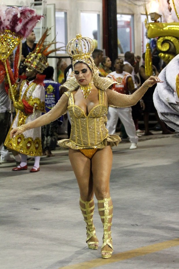 Solange Gomes na Sapucaí (Foto: Marcos Ferreira/ Foto Rio News)
