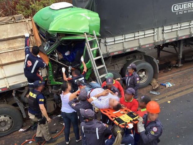 Homem é prensado por cabine após batida na BR-242, na Bahia (Foto: George José / Blo do Sigi Vilares)