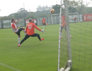 Forlán marca gol em treino do Inter (Foto: Tomás Hammes / GLOBOESPORTE.COM)