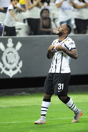 Love se diz pronto para o Timão e brinca com gol: 