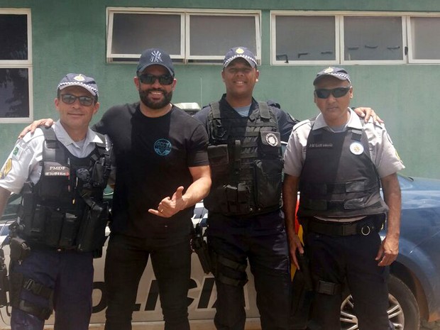 Cantor Pedro Paulo posa para foto com policiais militares após ter carro recuperado em Sobradinho II, no Distrito Federal (Foto: Polícia Militar/Divulgação) Cantor Pedro Paulo posa para foto com policiais militares após ter carro recuperado em Sobradinho II, no Distrito Federal (Foto: Polícia Militar/Divulgação)