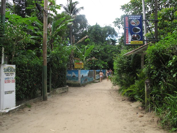 Comunidade mantém chão de areia entre as pousadas destinadas aos turistas (Foto: Anna Gabriela Ribeiro/G1)