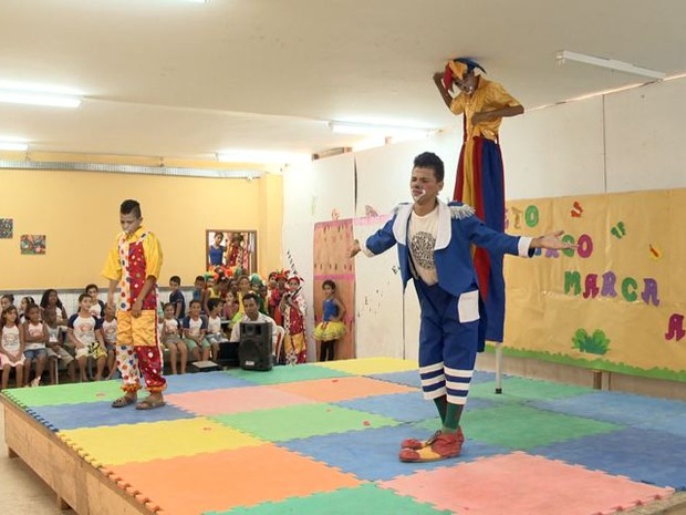 Crianças apresentam para colegas o que aprendem nas aulas (Foto: Reprodução/ TV Gazeta)