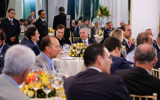 Presidente Michel Temer acompanhado dos Presidentes da Câmara e do Senado, Rodrigo Maia  e Renan Calheiros durante jantar com a base aliada no Palácio da Alvorada (Foto:  Beto Barata/PR)