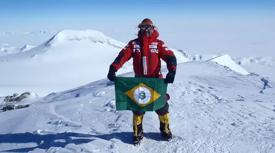 Rosier Alexandre no cume do Everest (Foto: Divulgação)
