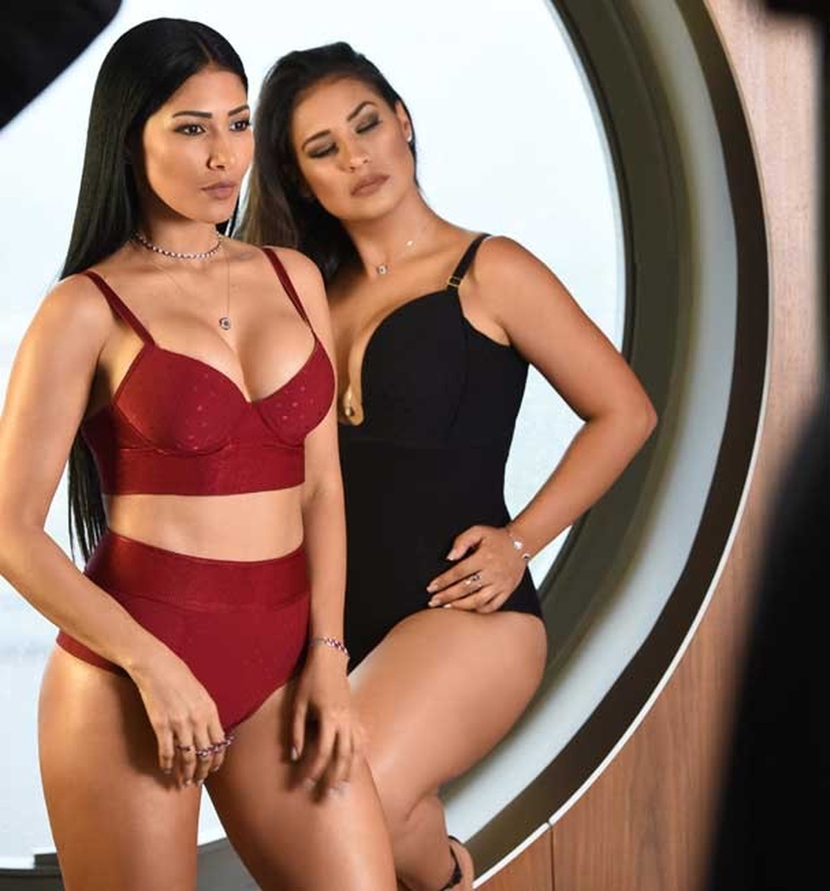 Simone E Simaria Estrelam Campanha De Lingerie Celebridades Glamour