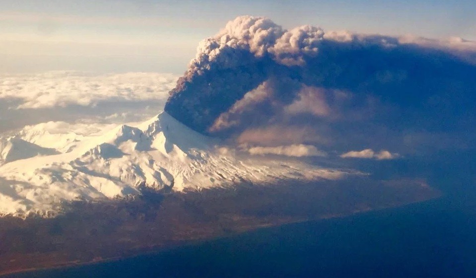 Passageiro de avião registra erupção do Pavlof