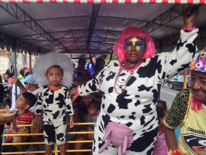 Vestida de vaca, a aposentada Angelita da Silva levou o neto David  (Foto: Ellyo Teixeira/G1)