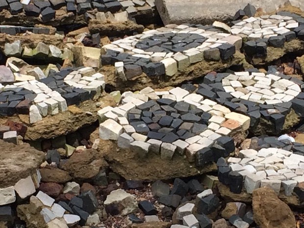 Calçadão em São Luís foi feito com pedras brancas e pretas que formavam mosaico inspirado no vai e vem do mar (Foto: Sidney Pereira/TV Mirante)