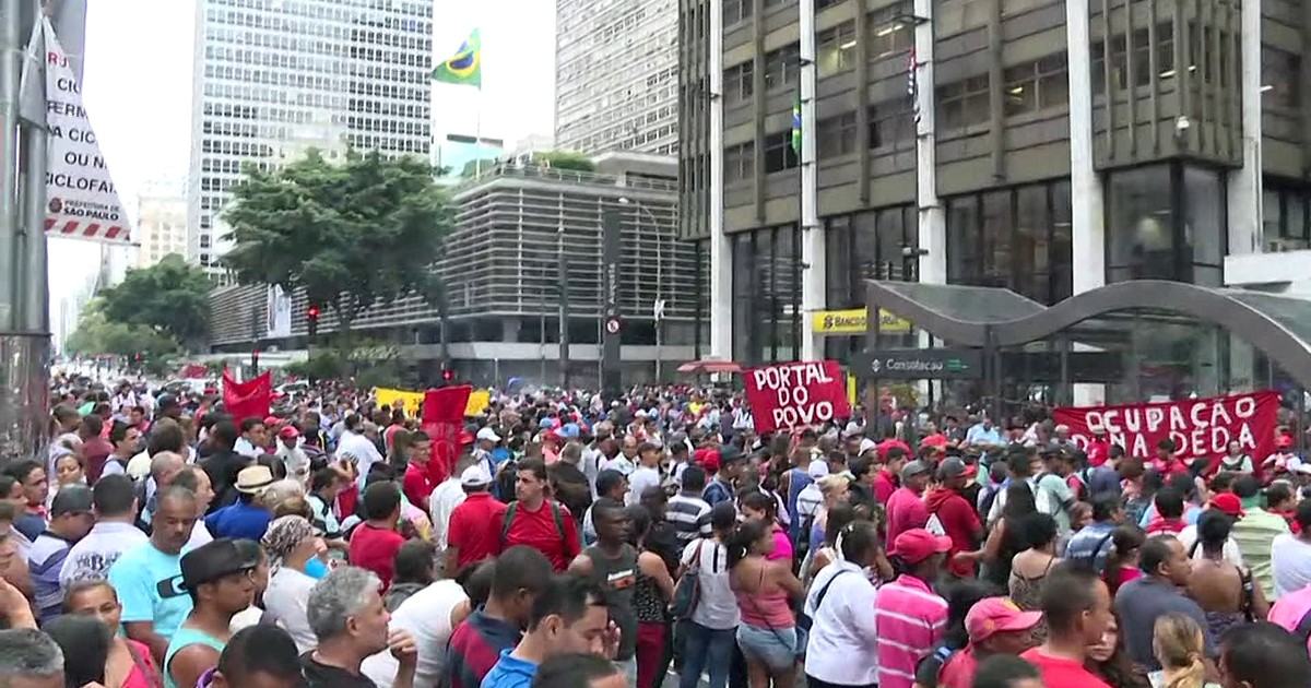Manifestantes protestam na Paulista, em São Paulo, por moradia - Globo.com