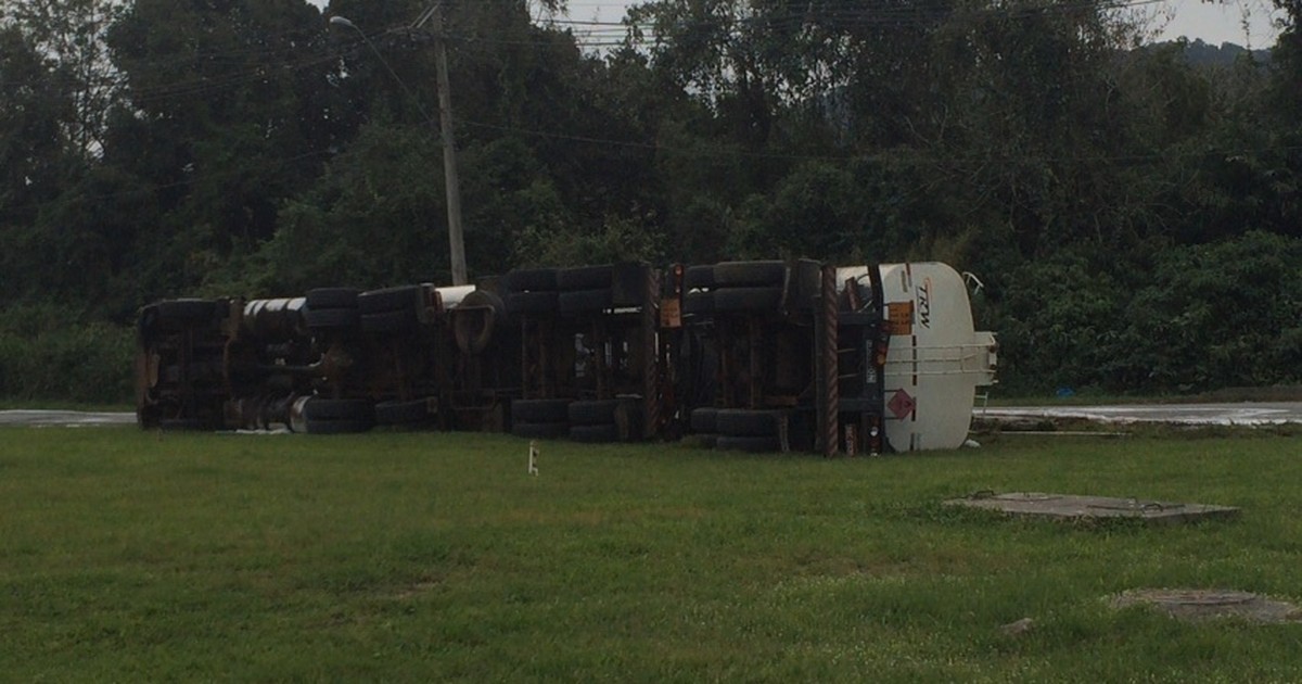 G1 Acesso da Ilha Barnabé é liberado após acidente com caminhão em SP notícias em Santos e G1 Acesso da Ilha Barnabé é liberado após acidente com caminhão em SP notícias em Santos e
