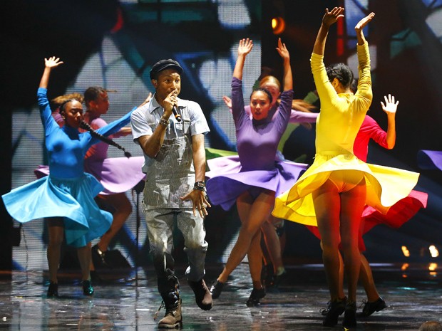 Pharrel Williams se apresenta no MTV EMA 2015 em Milão, na Itália (Foto: REUTERS/Stefano Rellandini) Pharrel Williams se apresenta no MTV EMA 2015 em Milão, na Itália (Foto: REUTERS/Stefano Rellandini)