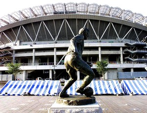 estátua de Zico no estádio do Kashima (Foto: AFP)