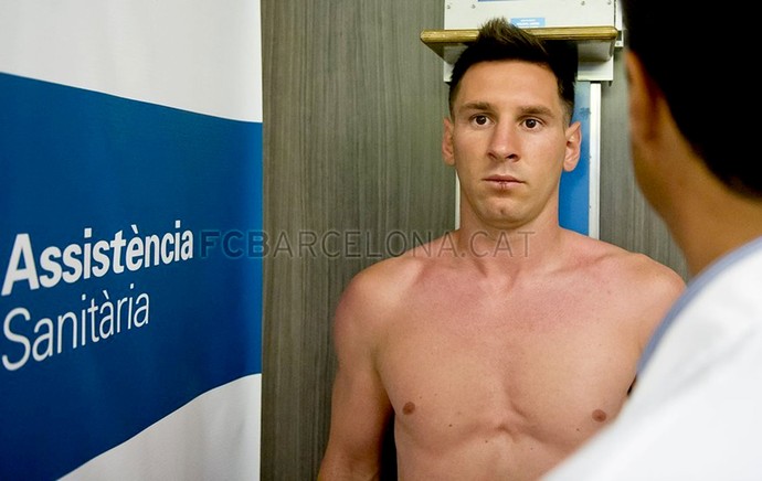 Messi exames médicos do Barcelona (Foto: Víctor Salgado / Site Oficial do Barcelona)