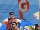 Em família, Rodrigo Hilbert curte feriado jogando vôlei em praia do Rio