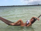 Nicole Bahls usa biquíni e mostra barriga seca em praia de Jericoacoara