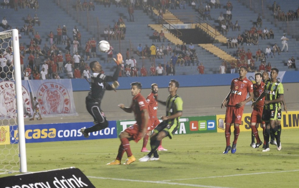 América-MG criou muitas chances, mas parou na defesa do Vila Nova (Foto: Divulgação/América-MG)