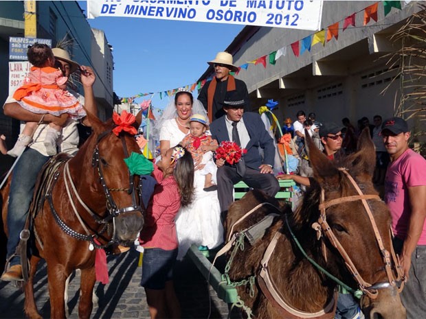 Noivos do casamento matuto a cavalo, em Pesqueira (Foto: Katherine Coutinho/G1)