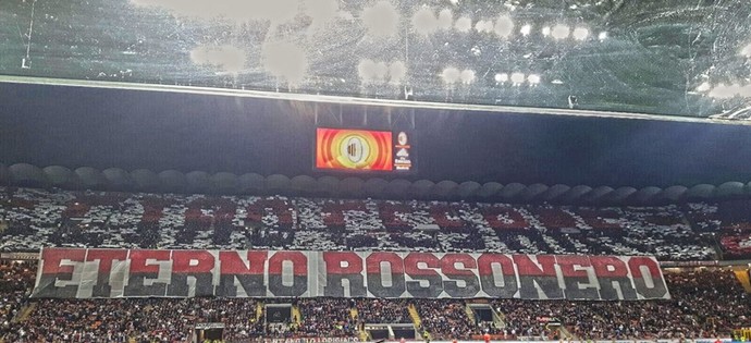 Mosaico da torcida do Milan para homenagear Cesare Maldini (Foto: Reprodução Twitter)