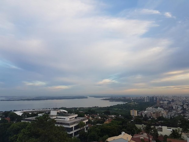 Quinta-feira (16) começa com céu nublado em Porto Alegre (Foto: Igor Grossmann/G1)