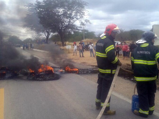 Corpo de Bombeiros foi acionado para apagar as chamas na BR-116 (Foto: Jadir Souza / TV Grande Rio) Corpo de Bombeiros foi acionado para apagar as chamas na BR-116 (Foto: Jadir Souza / TV Grande Rio)