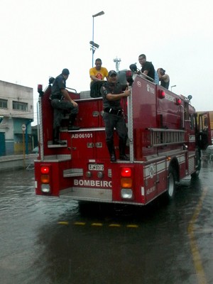 Bombeiros começaram a resgatar as pessoas do supermercado (Foto: Alex Ferreira/TV Tribuna)