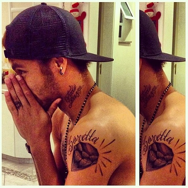 Neymar e sua nova tatuagem (Foto: Reprodução/Instagram)