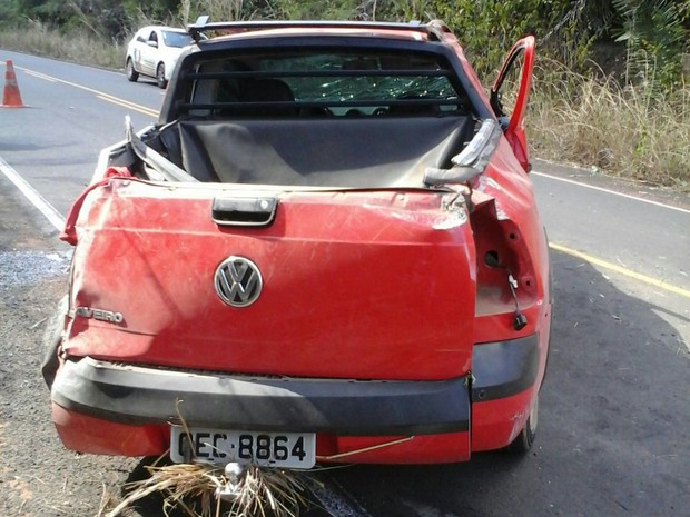 Carro ficou totalmente destruído (Foto: Polícia Militar/Divulgação)