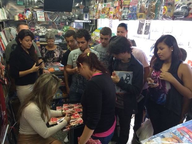Fani autografando revista em Nova Iguaçu, RJ (Foto: Divulgação)