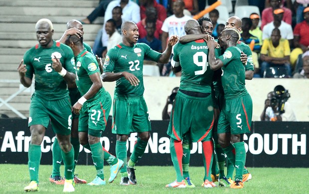 Jonathan Pitroipa comemora gol do Burkina Faso contra Togo Copa das Nações (Foto: AFP)