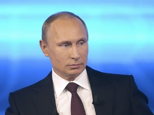 O presidente da Rússia, Vladimir Putin, durante sessão de perguntas e respostas na TV nesta quinta-feira (17) (Foto: Alexey Nikolsky / Ria Novosti / AFP)