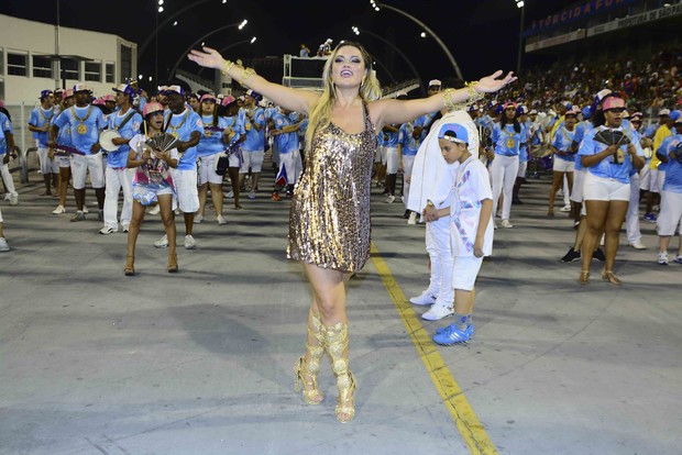 Ego Ellen Rocche Usa Look Comportado Em Ensaio Técnico Em São Paulo Notícias De Carnaval 2015