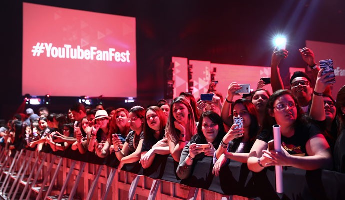 Fãs na grade do tapete vermelho do YouTube FanFest