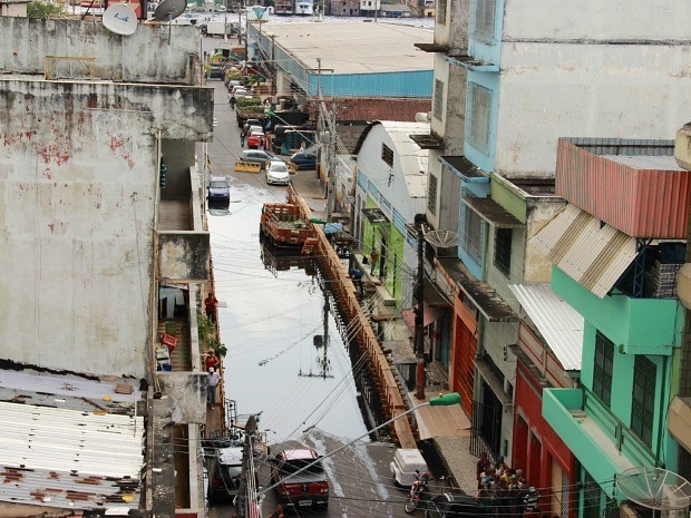 Cheia afeta comerciantes no Centro de Manaus (Foto: Adneison Severiano/G1 AM)