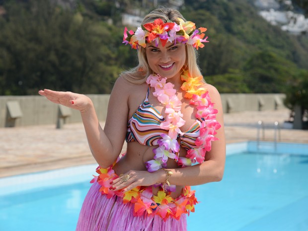 Vestida de havaiana, Ellen dança hula hula  (Foto: Raphael Dias/TV Globo)