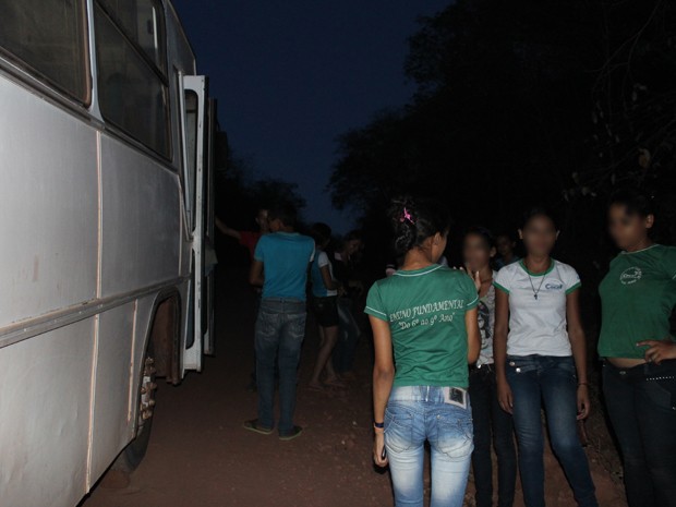 Estudantes aguardam liberação enquanto motorista conserta o ônibus (Foto: Gilcilene Araújo/G1)