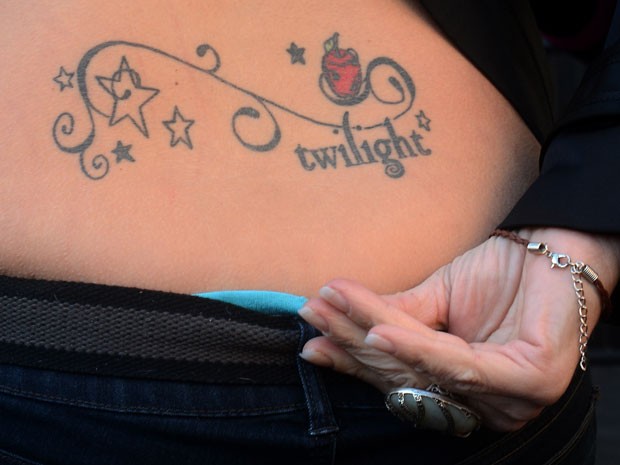 No 'camping' improvisado por fãs de 'Crepúsculo' para a pré-estreia em Los Angeles do último filme da franquia, fã mostra tatuagem com o nome original da saga (Foto: AFP/Joe Klamar)