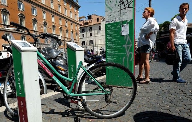 Bicicleta quebrada em uma das estações de aluguel em Roma (Foto: Alberto Pizzoli/AFP)