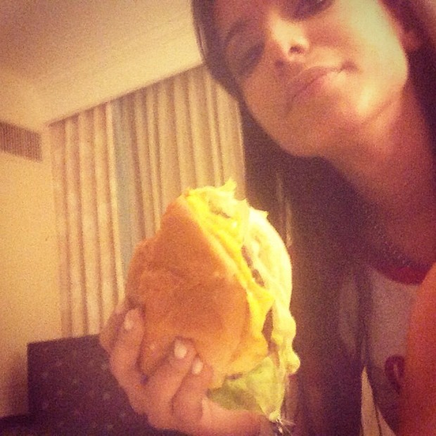 Anitta devora hambúrguer em orlando, nos Estados Unidos (Foto: Instagram/ Reprodução)