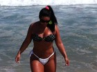Com biquíni de bolinhas, Mulher Melancia curte praia no Rio